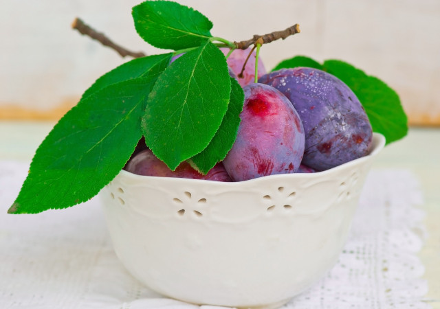 Bowl plums green leaf tablecloth free wallpaper for desktop - medium preview image