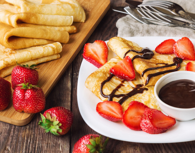 French toast strawberries chocolate sauce free wallpaper for desktop - medium preview image