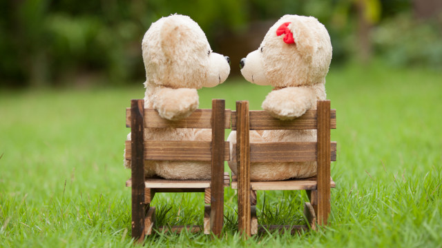 Romantic teddy bears wooden chair free wallpaper for desktop - medium preview image