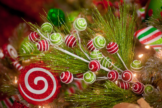 Christmas tree ornaments candy cane free wallpaper for desktop - medium preview image