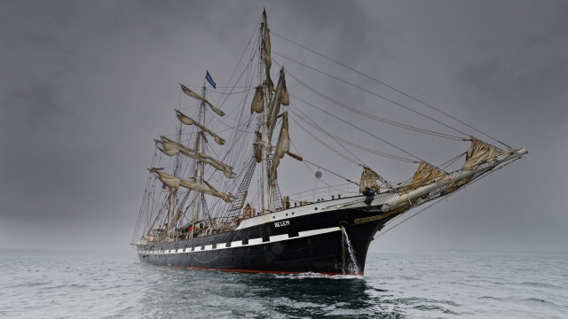 Large black and white boat free wallpaper for desktop - medium preview image