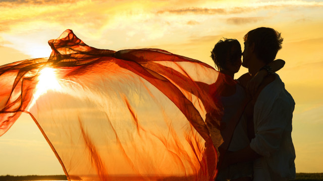 Couple kite sunset outdoors impressionist free wallpaper for desktop - medium preview image