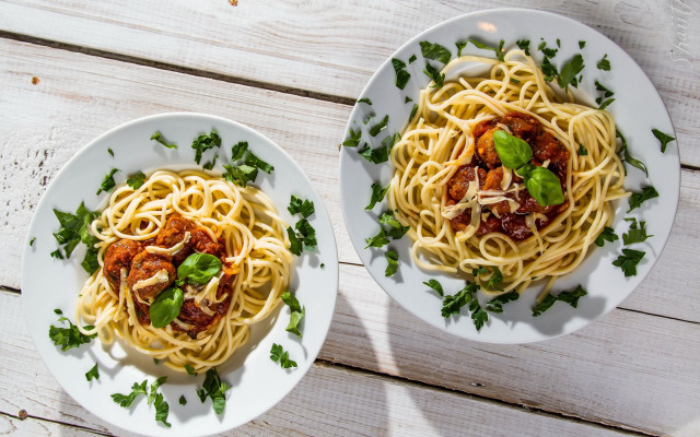 Spaghetti meat parsley white table free wallpaper for desktop - medium preview image