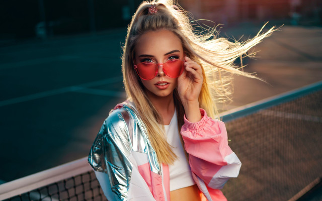 Woman redmask tennisball fashion portrait free wallpaper for desktop - medium preview image