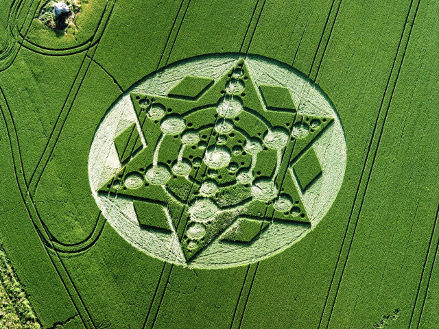 Crop circle star scenery land free wallpaper for desktop - medium preview image