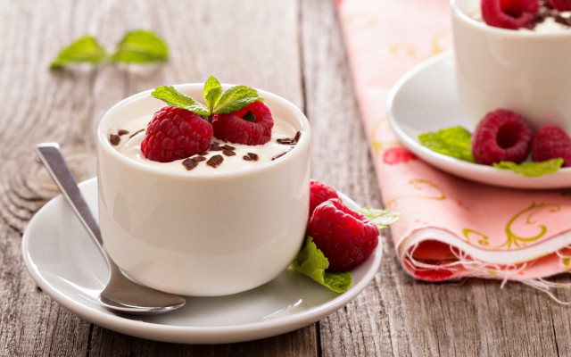 Chocolate pudding raspberries plate spoon free wallpaper for desktop - medium preview image