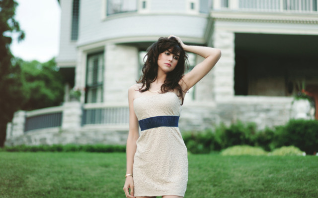Woman dress front house posing free wallpaper for desktop - medium preview image
