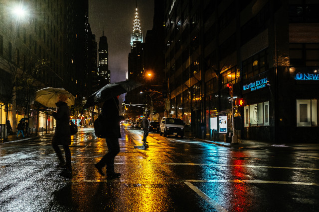 Rainy night urban people umbrella free wallpaper for desktop - medium preview image