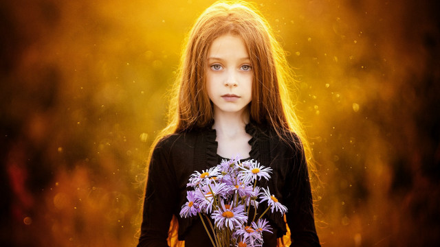 Young girl flower bouquet serious free wallpaper for desktop - medium preview image