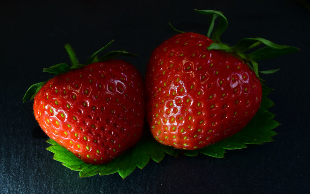 Strawberries leaves food starry background free wallpaper for desktop - medium preview image