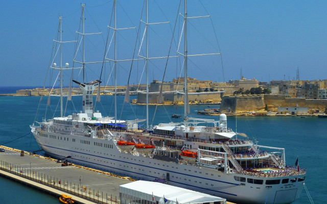 Large white boat cityscape panoramic free wallpaper for desktop - medium preview image