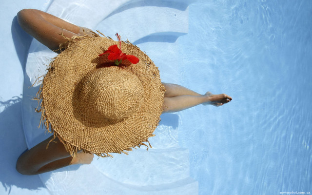 Woman straw hat water pool free wallpaper for desktop - medium preview image