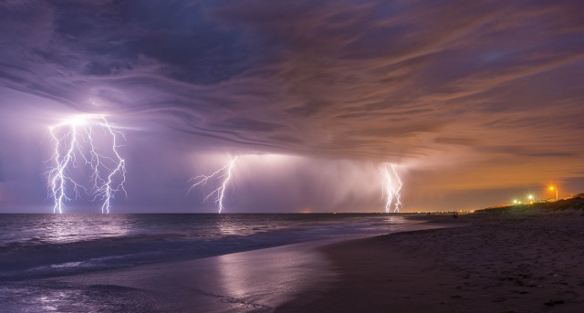 Beach lightning sand thunderstorm matte free wallpaper for desktop - medium preview image