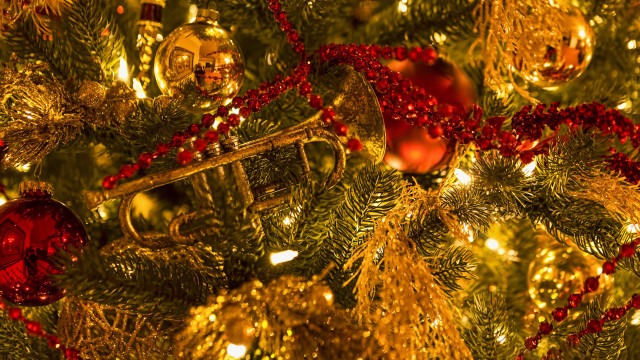 Christmas tree ornaments trumpet red free wallpaper for desktop - medium preview image