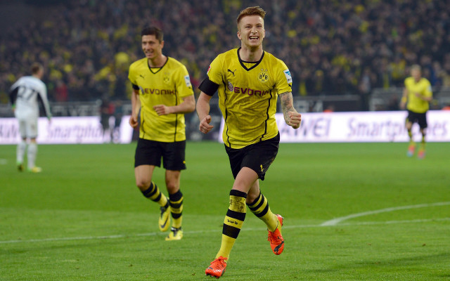 Soccer player running stadium blurry free wallpaper for desktop - medium preview image