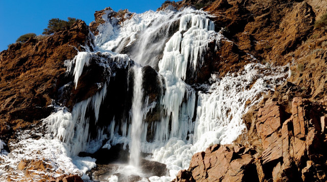 Waterfall ice mountainside ecological puzzle free wallpaper for desktop - medium preview image