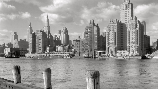 Black white city skyline water #2 free wallpaper for desktop - medium preview image