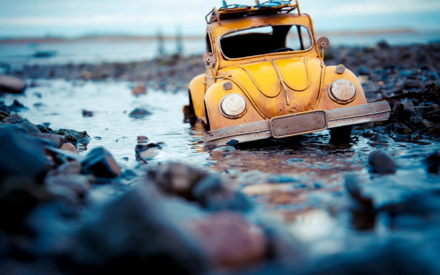 Yellow car beach water surfboard free wallpaper for desktop - medium preview image