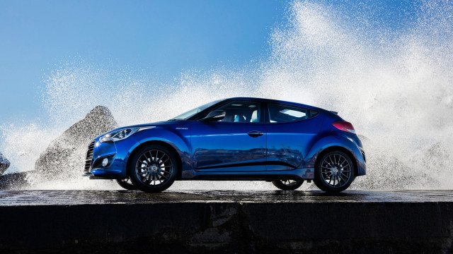 Blue car driving water sunny free wallpaper for desktop - medium preview image