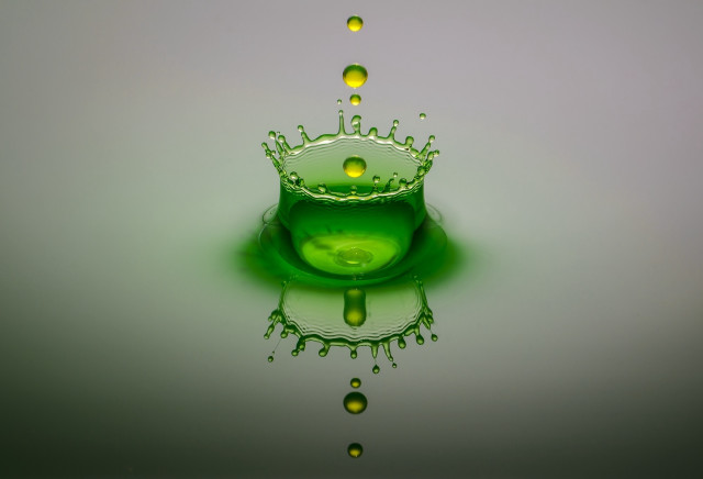 Green liquid splash crown reflection free wallpaper for desktop - medium preview image