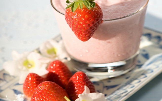 Strawberry milkshake flower closeup food free wallpaper for desktop - medium preview image