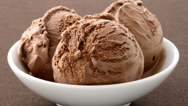 Ice cream bowl spoon brown free wallpaper for desktop - medium preview image