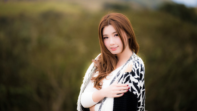 Woman blackwhite scarf portrait bokeh free wallpaper for desktop - medium preview image