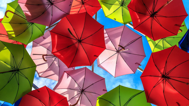 Umbrellas sunny day blue sky free wallpaper for desktop - medium preview image
