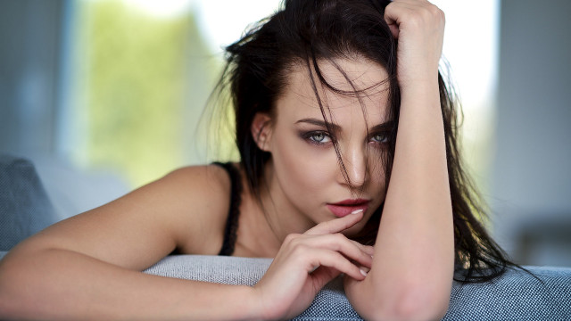 Woman bunt couch blurry redlips free wallpaper for desktop - medium preview image