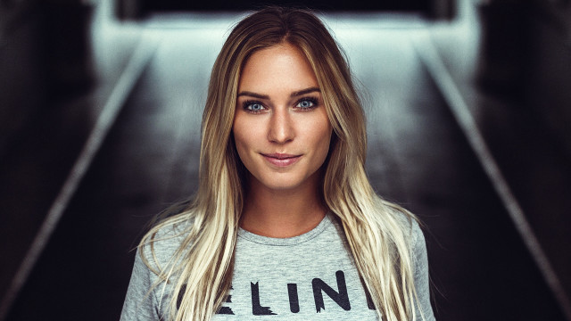 Blonde woman hallway profile destijl free wallpaper for desktop - medium preview image