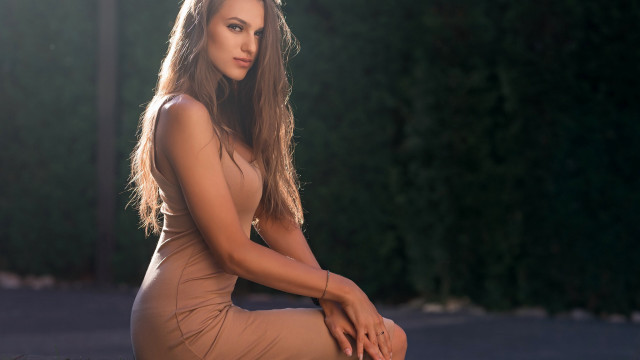 Elegant bronze sculpture woman sitting free wallpaper for desktop - medium preview image