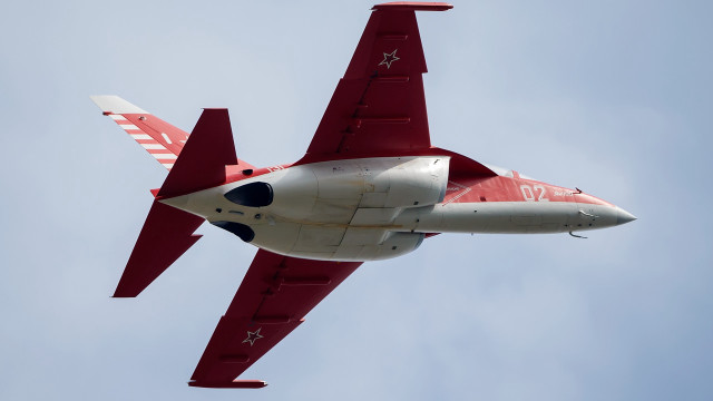 Red white jet blue sky free wallpaper for desktop - medium preview image