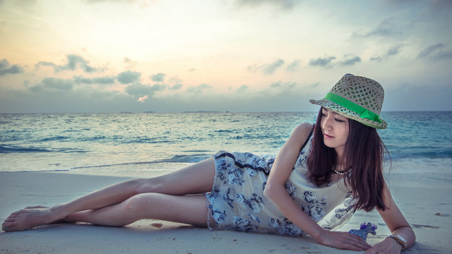 Woman beach hat dress flower free wallpaper for desktop - medium preview image