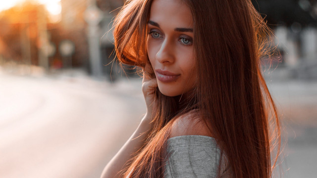 Woman longhair streetcorner portrait blurry free wallpaper for desktop - medium preview image