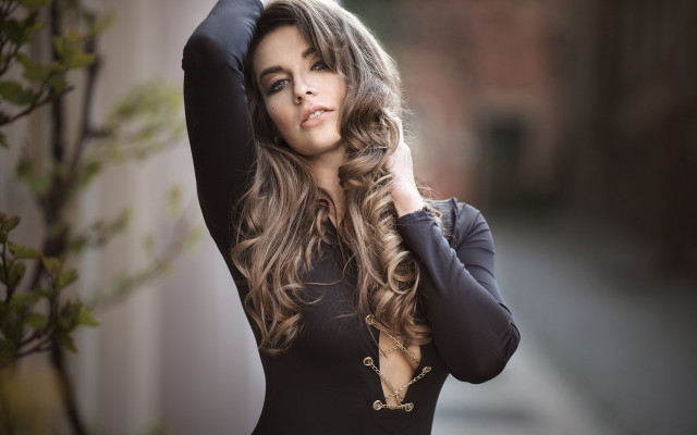 Woman longhair blackbodysuit posing portrait free wallpaper for desktop - medium preview image