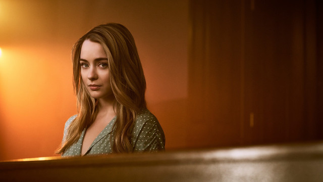 Woman light lamp wall aestheticism free wallpaper for desktop - medium preview image