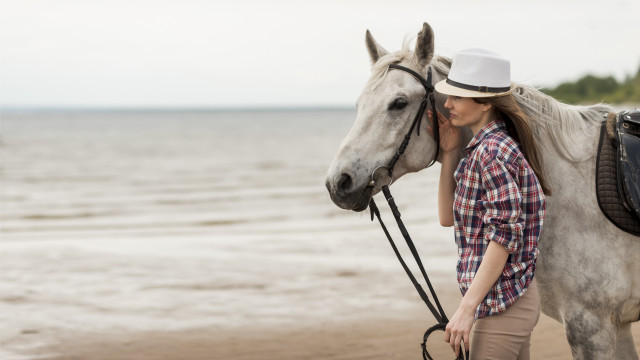 Horse beach woman hat plant free wallpaper for desktop - medium preview image