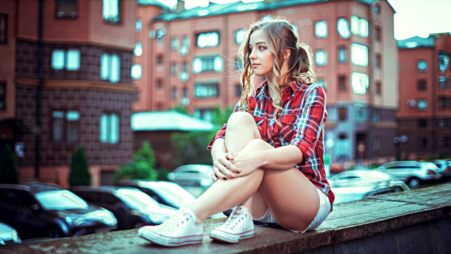 Woman eskter mattioni city sitting free wallpaper for desktop - medium preview image