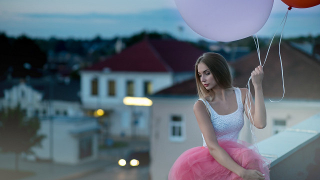 Pink tutu woman balloons city free wallpaper for desktop - medium preview image
