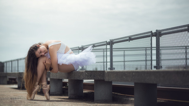 Woman white dress urban portrait free wallpaper for desktop - medium preview image