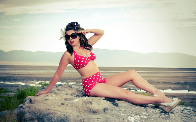 Woman polka dot bikini ocean free wallpaper for desktop - medium preview image