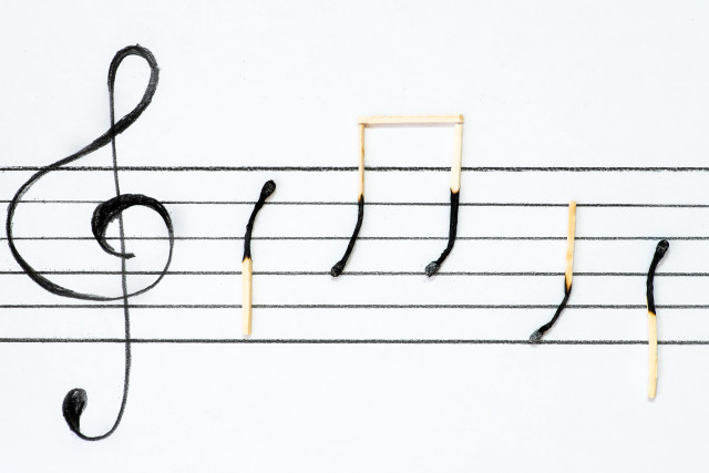 Musical staff notes treble strings free wallpaper for desktop - medium preview image