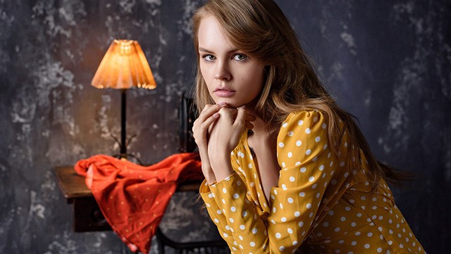 Woman yellow polka dot lamp free wallpaper for desktop - medium preview image