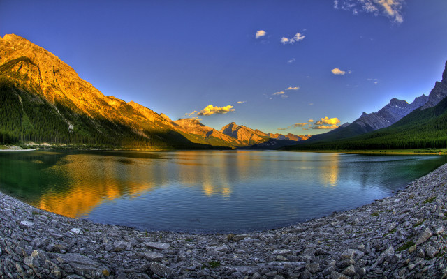 Lake mountains rocks sky sun free wallpaper for desktop - medium preview image