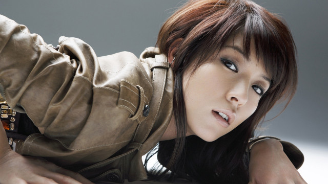 Woman brown jacket brown purse free wallpaper for desktop - medium preview image