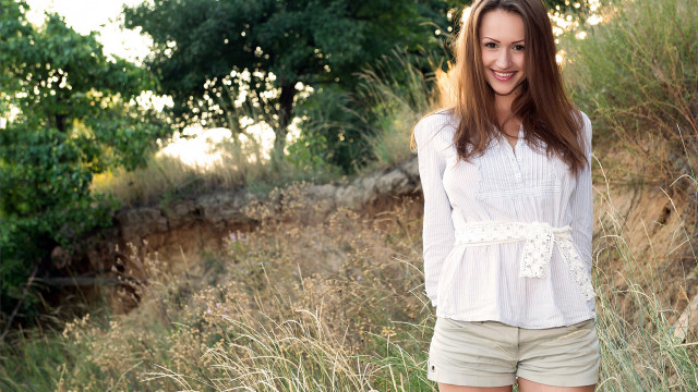 Woman field frisbee smiling trees free wallpaper for desktop - medium preview image