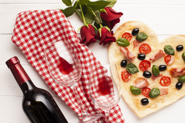 Heart shaped pizza olives tomatoes free wallpaper for desktop - medium preview image