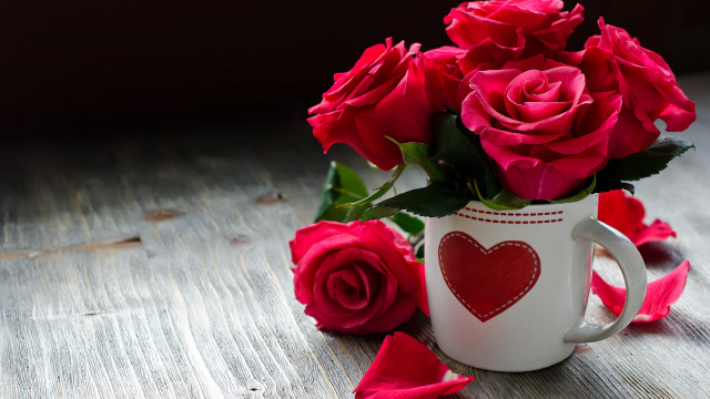 Heart roses mug table dark free wallpaper for desktop - medium preview image