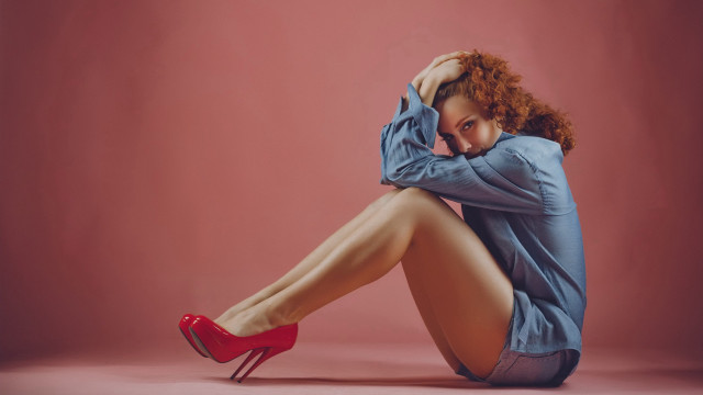 Woman red hair blue shirt free wallpaper for desktop - medium preview image