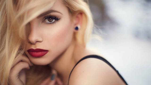 Woman redlipstick blackdress pose blurry free wallpaper for desktop - medium preview image